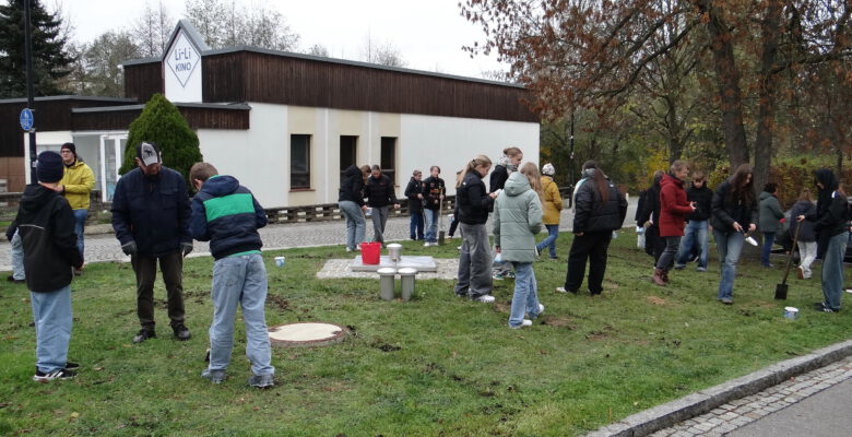 Schülerinnen und Schüler des Paul-Gerhardt-Zentrums pflanzten im November Blumenzwiebeln vor dem Paul-Gerhardt-Zentrum. Foto: Kuhtz