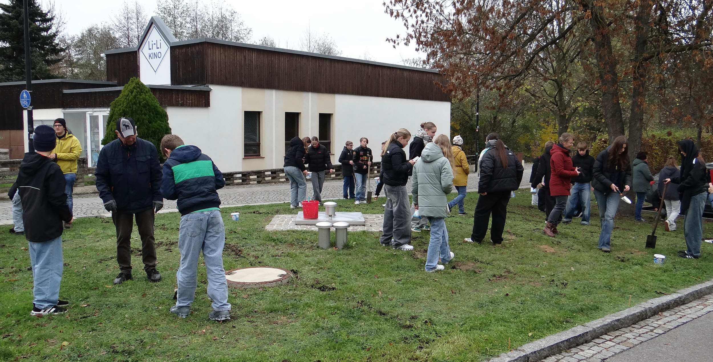 Schülerinnen und Schüler des Paul-Gerhardt-Zentrums pflanzten im November Blumenzwiebeln vor dem Paul-Gerhardt-Zentrum. Foto: Kuhtz